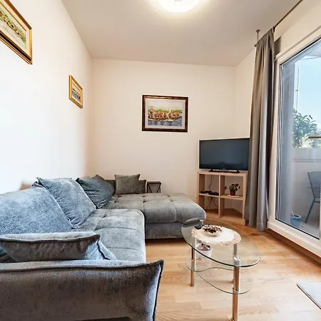Teaa Apartment Split
